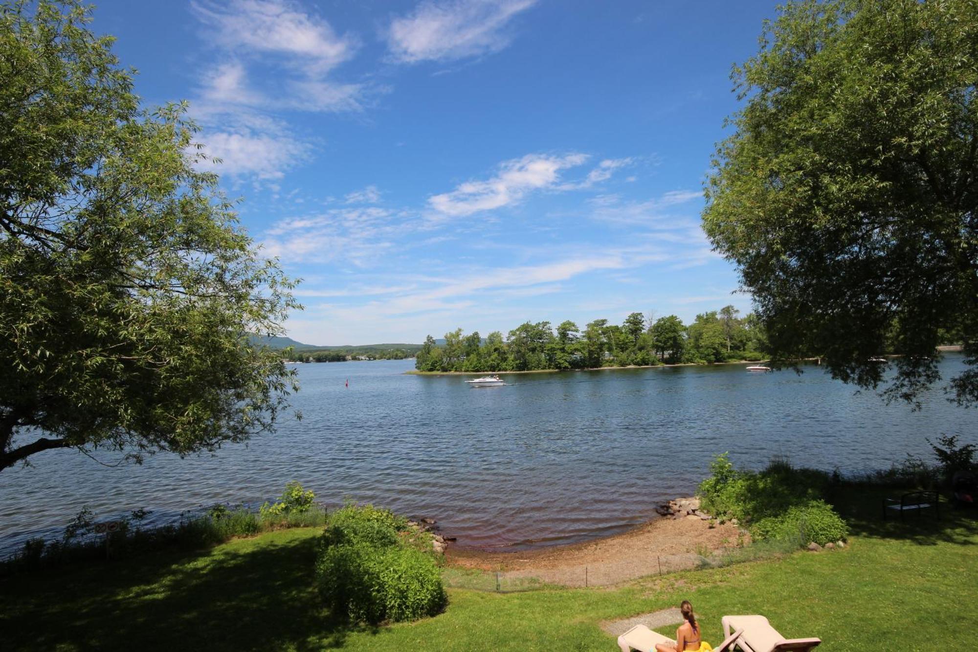 Location Tourisme Estrie - Oberge Du Village Magog Ngoại thất bức ảnh