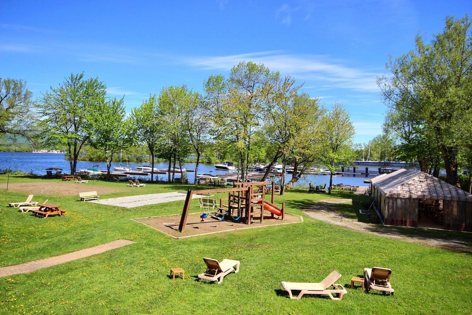 Location Tourisme Estrie - Oberge Du Village Magog Ngoại thất bức ảnh