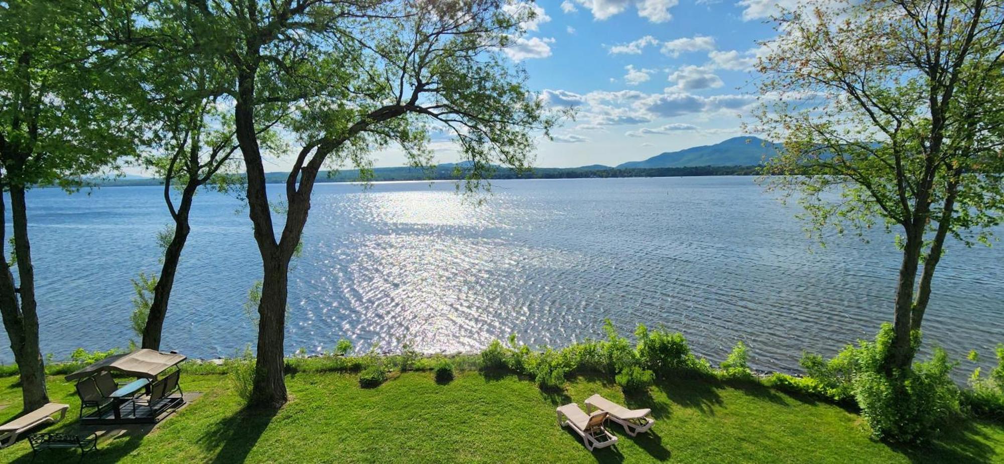 Location Tourisme Estrie - Oberge Du Village Magog Ngoại thất bức ảnh